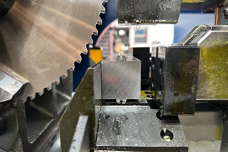 金屬圓鋸機(jī)/高速圓鋸機(jī)，在開機(jī)工作中鋸片發(fā)熱是什么原因，該怎么解決？