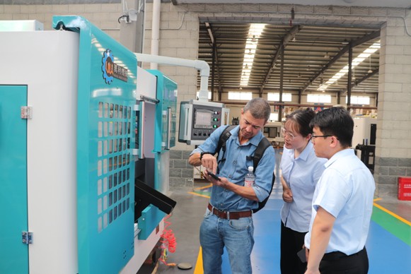 巴西客戶深入考察萬利公司-圓鋸機(jī)贏得國際贊譽(yù)